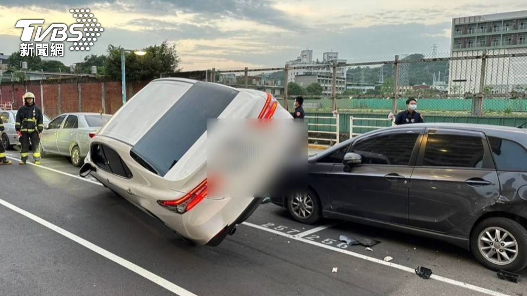 要起飛了?新北男開車彎腰撿東西 失控「騎上其它車」2輪懸空