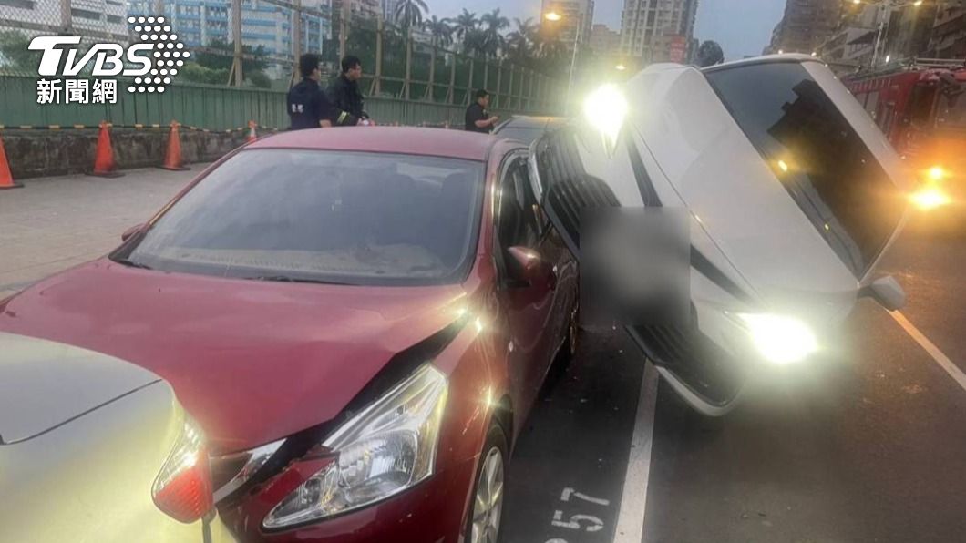 駕駛供稱當時是邊開車邊彎腰撿東西。(圖/TVBS)