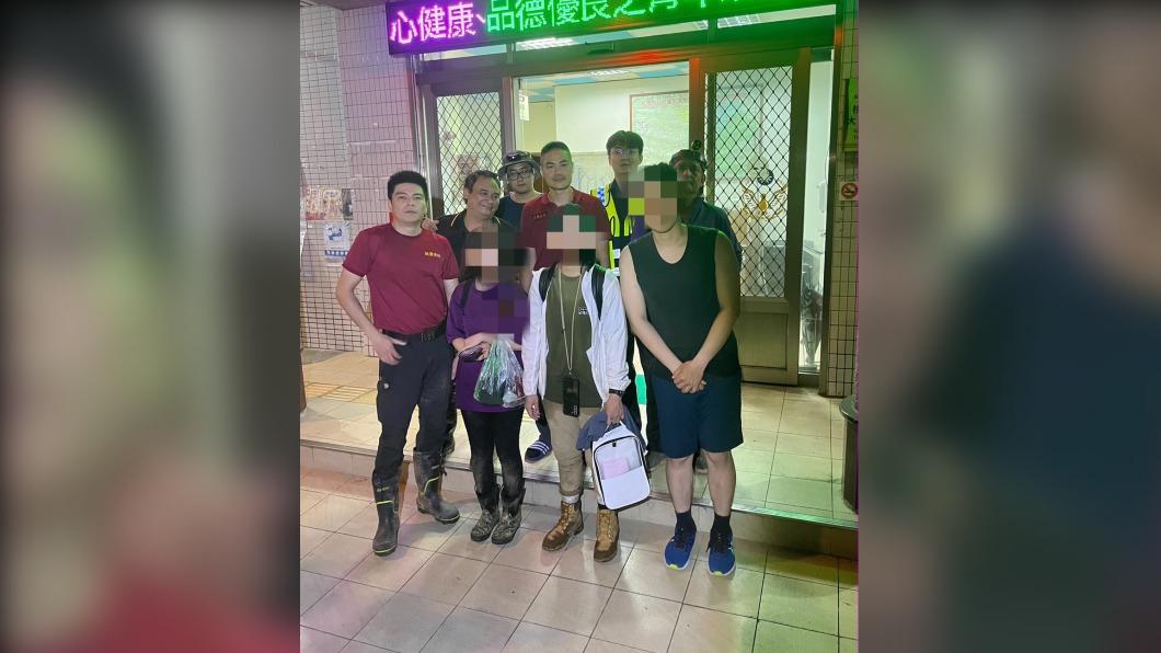 警消與獲救登山民眾合照(圖/警方提供)