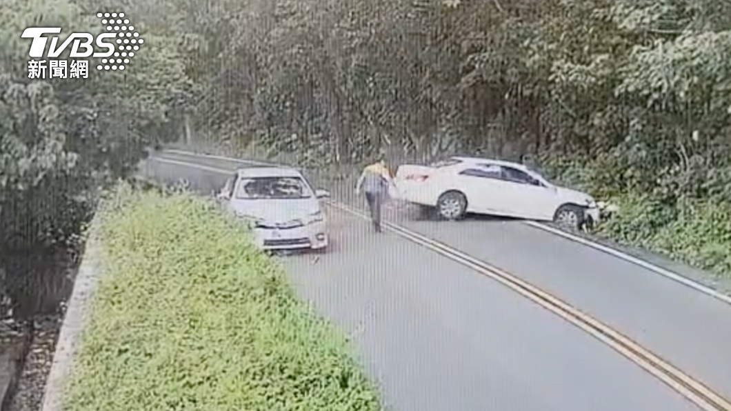 彰化警休假變「路怒浩克」!猛撞前車5次 害撞山壁翻車
