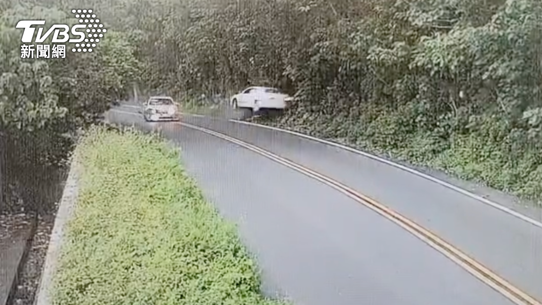 張男的車被撞到對向車道。(圖/警方提供)
