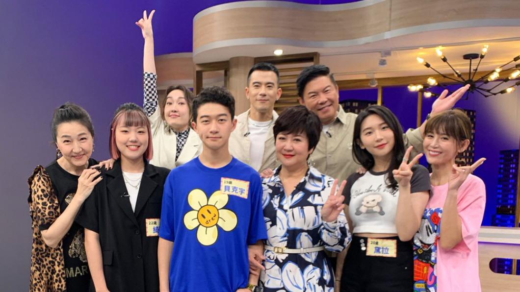 錢盈潔(前左起)、綺葳、貝克宇、崔佩儀、黛拉、鄭仲茵、巴鈺(後左起)、紀言愷、曾國城日前進棚錄影。(圖/衛視中文台提供)