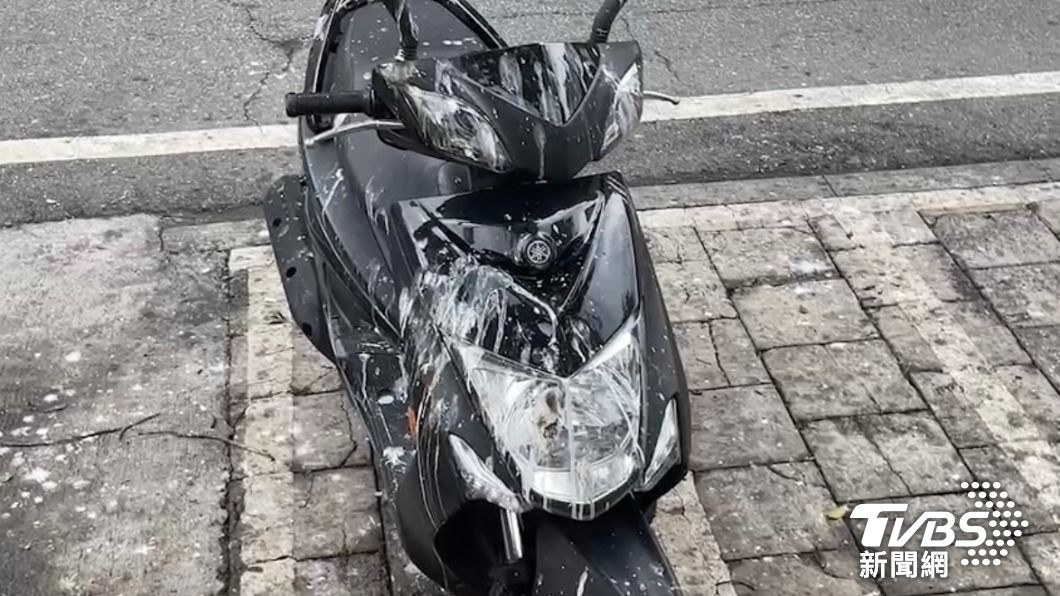 不只是汽車,就連停在停車格的機車也遭殃。(圖/TVBS)