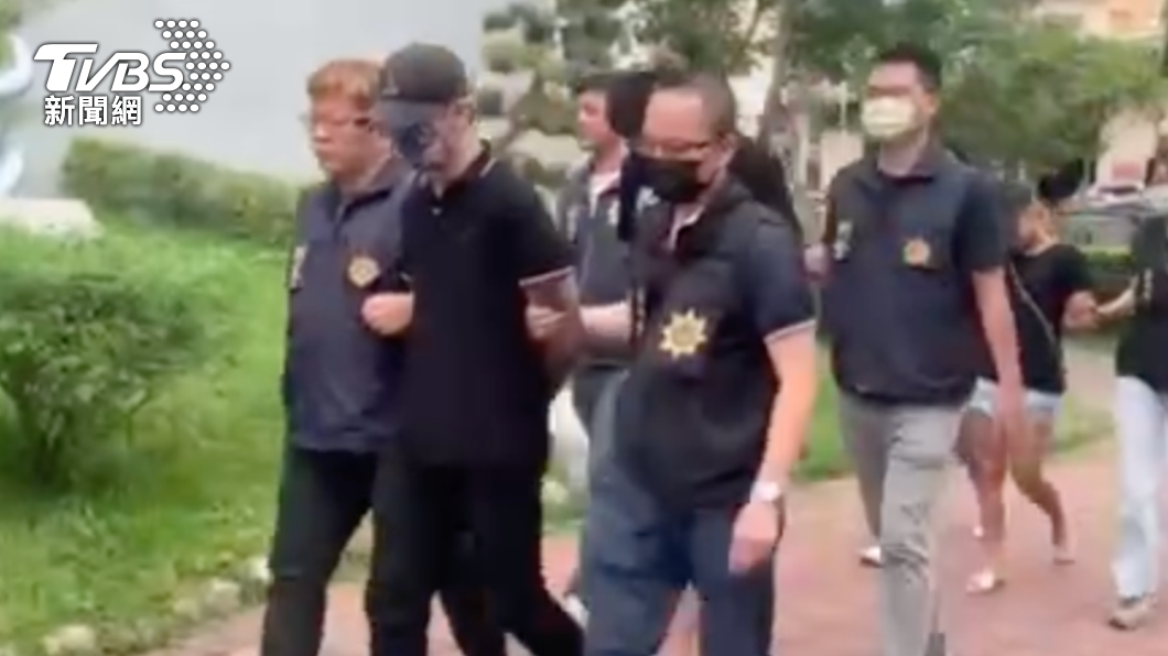 警方在2小時內帶回涉案的郭男和張男等人。(圖/警方提供)