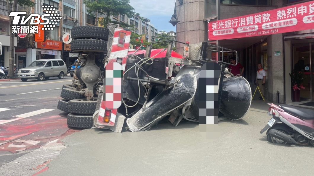 北市水泥車翻覆水泥全流出 網:免費路平專案?人行道鋪好鋪滿