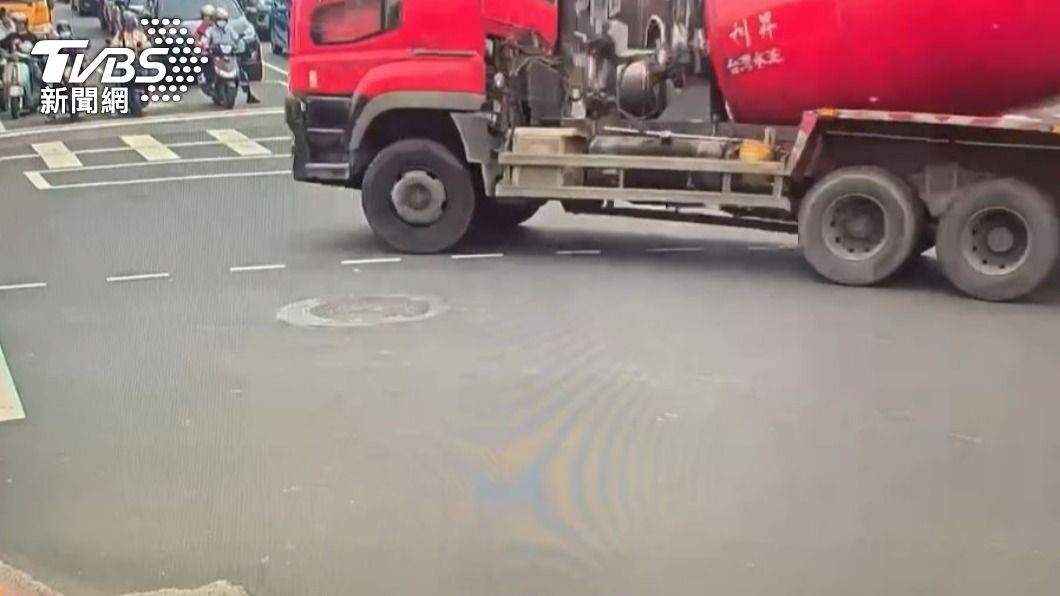 水泥車過彎重心不穩翻覆。（圖／TVBS）