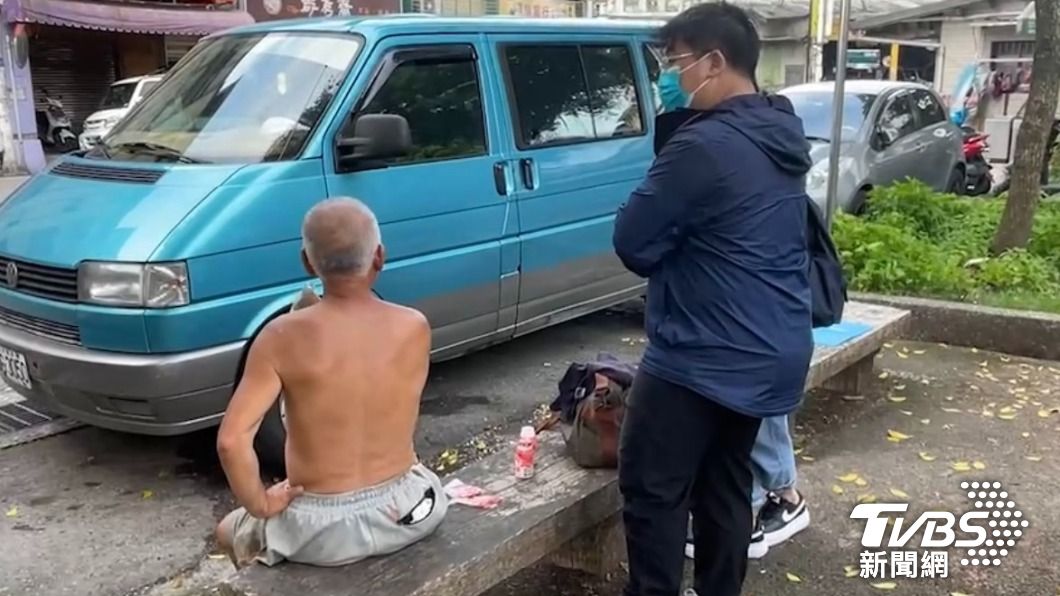 下午基隆市衛生局已經派人前往，跟洪姓男子進行溝通，看看是否能夠安排醫療行為。（圖／ＴＶＢＳ）