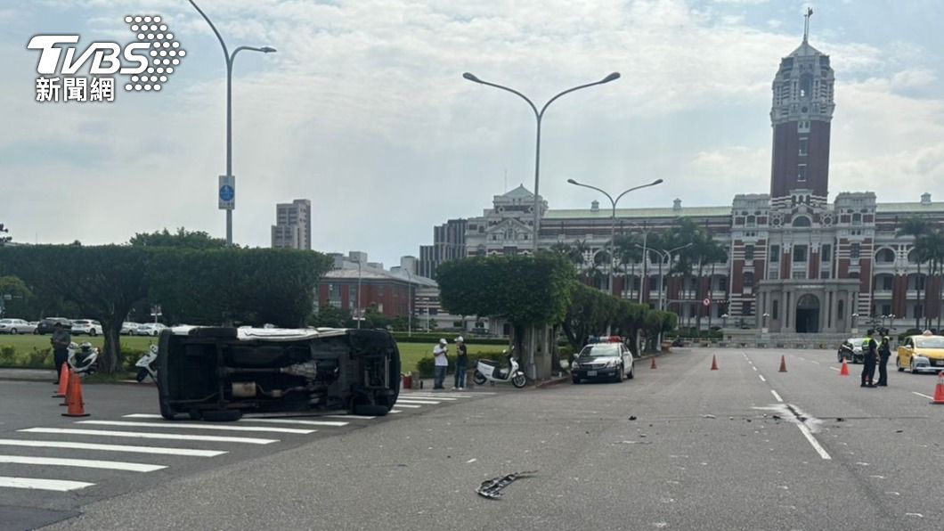 總統府前直直撞?貨車違規穿越凱道撞轎車 轉180度翻了