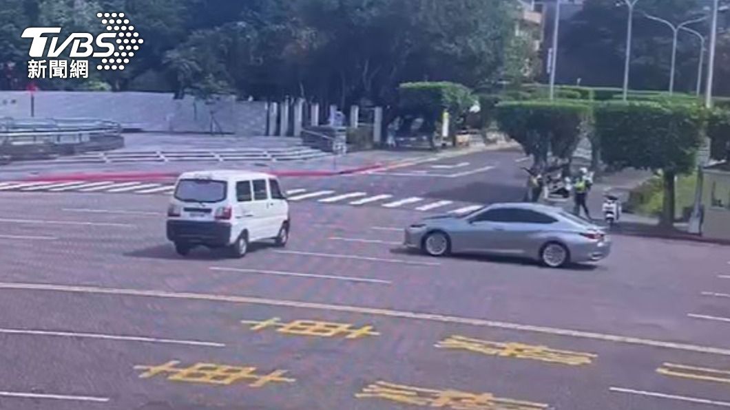 小貨車違規穿越凱達格蘭大道。（圖／TVBS）