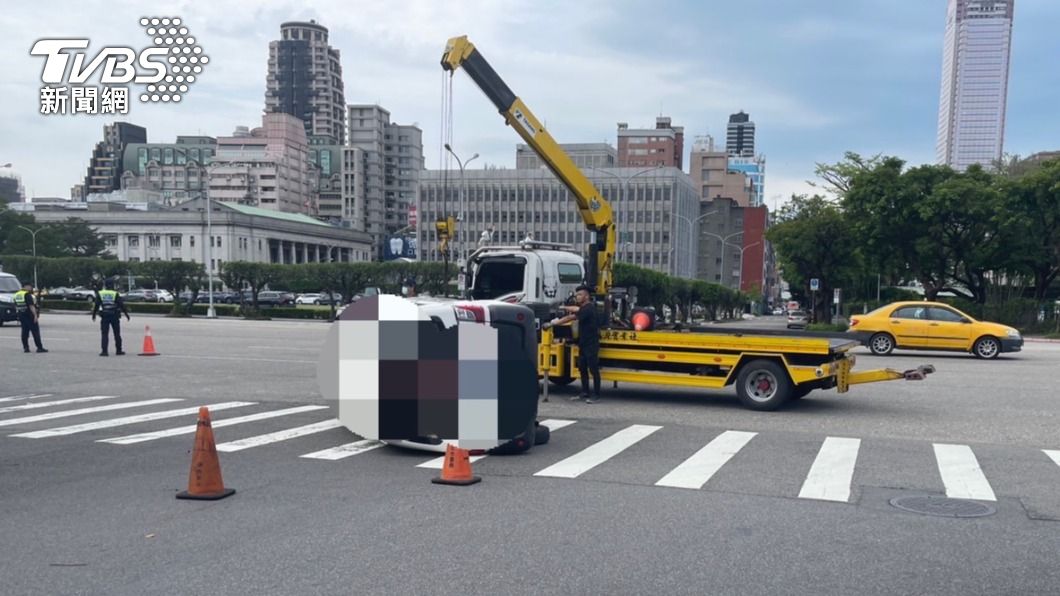 警方協助將小貨車拖離現場。（圖／TVBS）