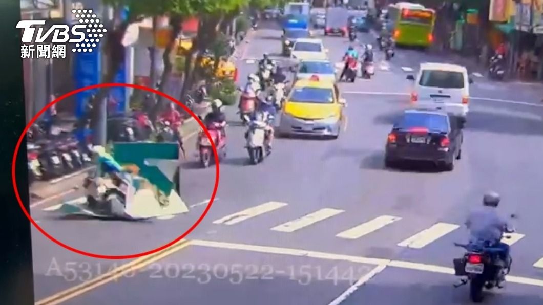 女騎士摔車倒地。(圖/TVBS)