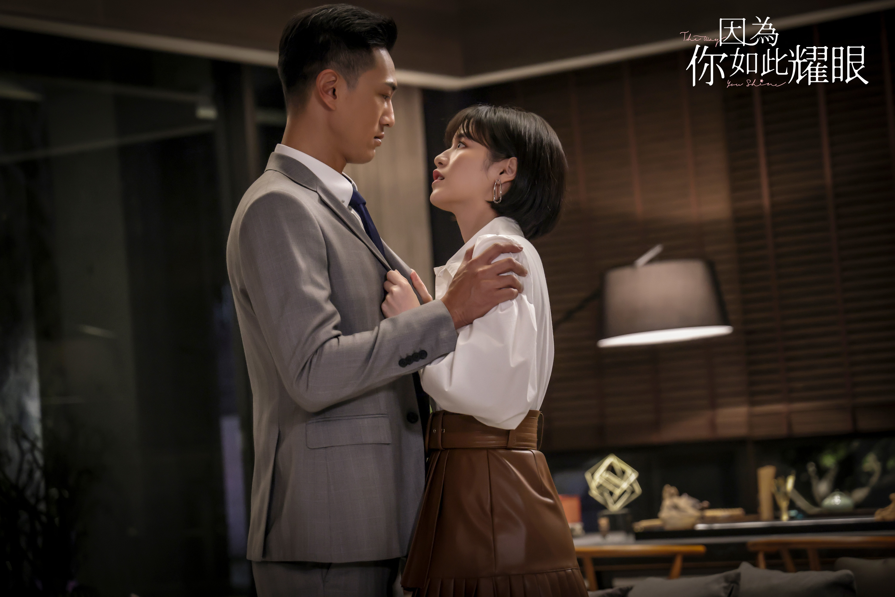 鍾承翰(左)面對袁子芸近距離索吻,依舊絲毫不為所動。(圖/時創影業提供)