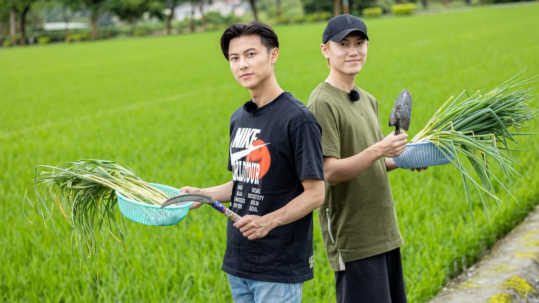 王子(左)跟弟弟邱宇辰一起參與《全明星觀察中2》。(圖/喜鵲娛樂提供)