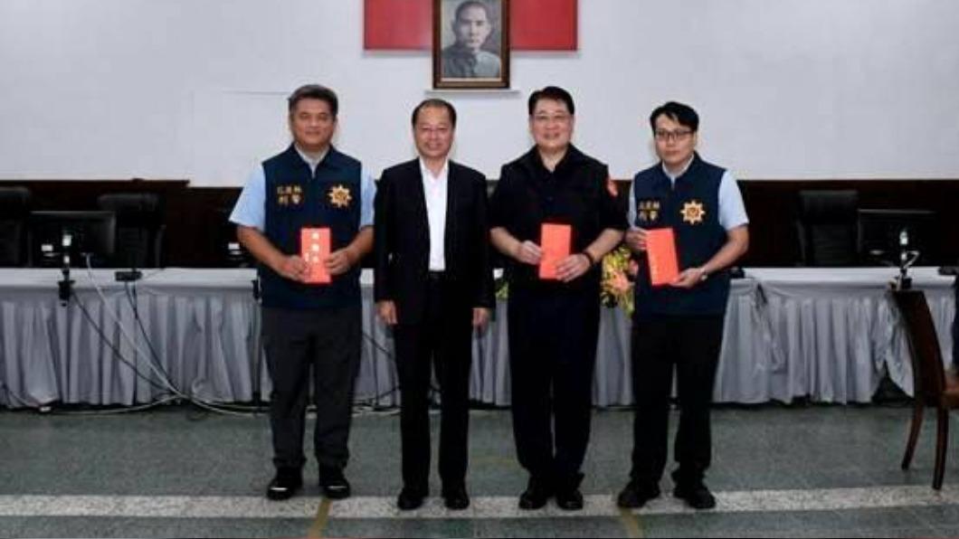 署長黃明昭頒發破獲重大刑案慰勉金,肯定同仁執行各項勤務之辛勞。(圖/花蓮縣警局提供)