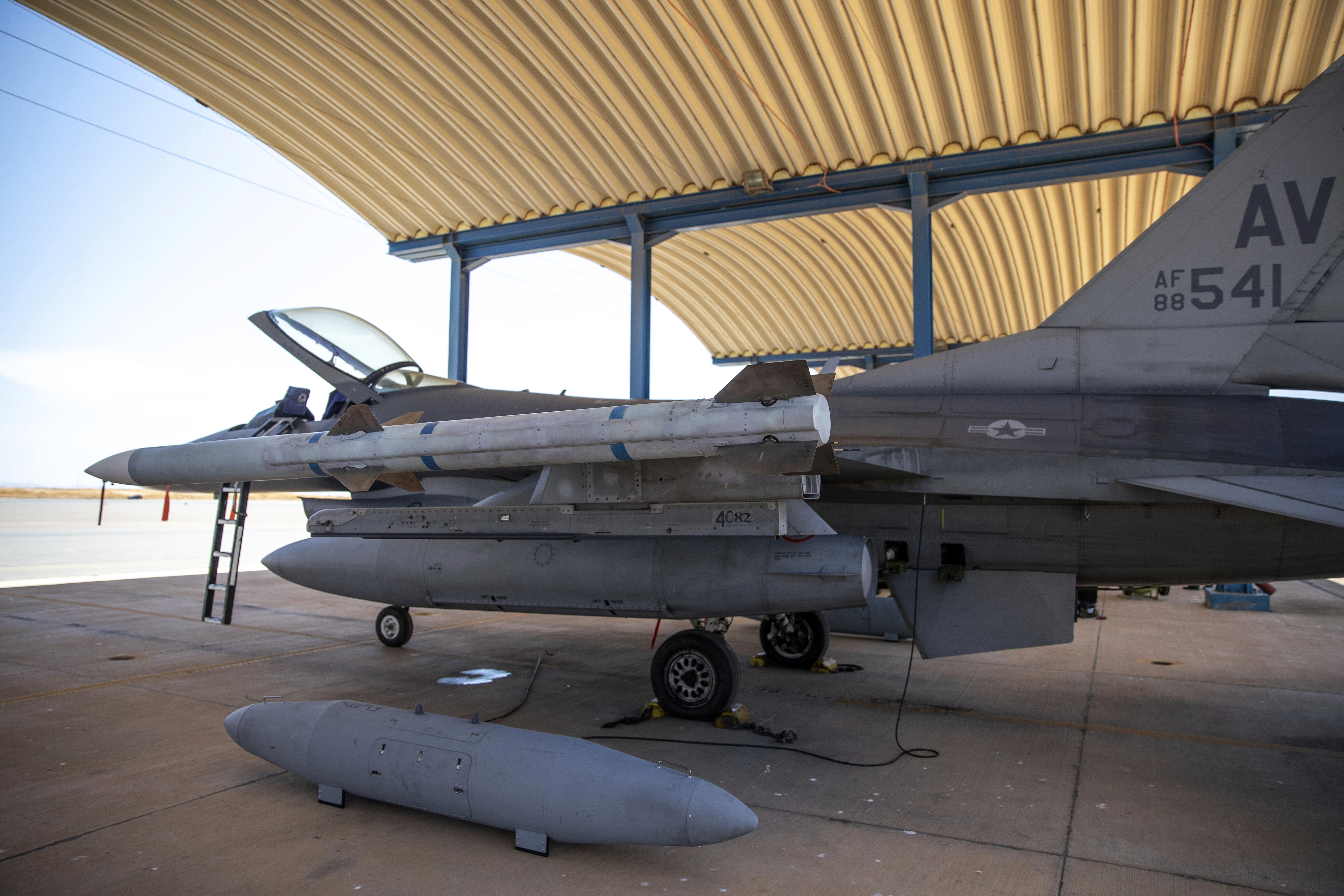 F-16戰機可以攜帶多款武器,且具有先進的火控系統,速度和機動性備受肯定。(畫面來源:AP)