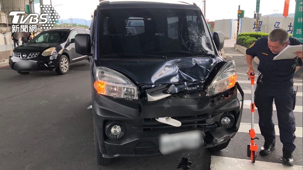 貨車轉彎不讓 29歲騎士遭撞噴擋風玻璃「鞋卡車頭人亡」
