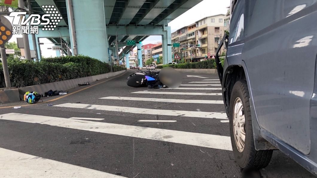 小貨車轉彎未禮讓直行機車。（圖／TVBS）