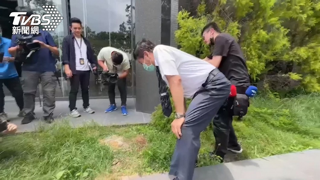 高大成發現,棄屍地點的草竟然枯萎,懷疑賴男被下毒,所吐出的嘔吐物含有毒物質。(圖/TVBS)