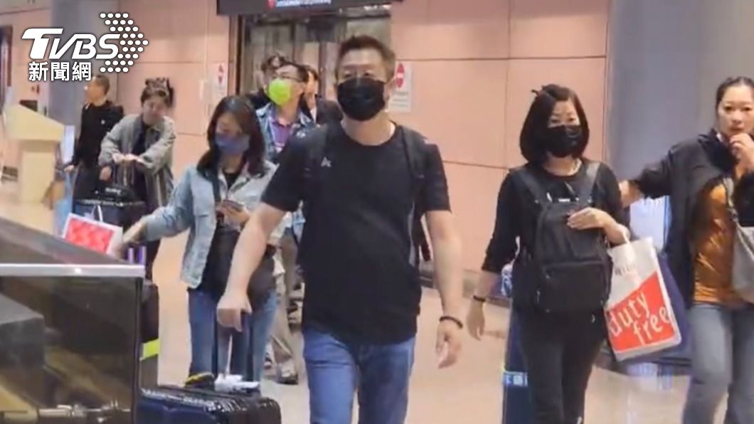 搭機旅客「人手一個嘔吐袋」 平安落地時鼓掌:我活下來了