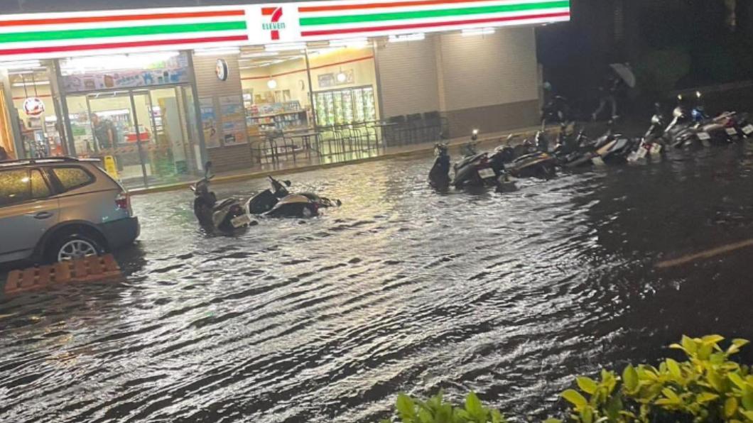 桃竹深夜淹水警報!暴雨像整桶灌 網友:騎車好像在划船
