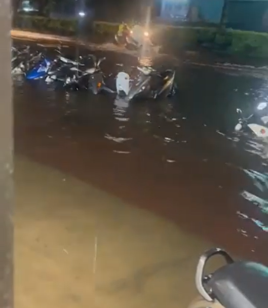 各地也陸續傳出災情,網友指騎車像在划船。(圖/翻攝自臉書社團「再出發,蘆竹南崁資訊大小事資訊分享團(2)」)