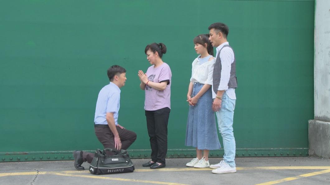 何豪傑(左起)拍《市井豪門》出獄戲,向母親蕭惠懺悔,飾演女兒謝京穎、兒子傅子純也來接他。(圖/民視提供)