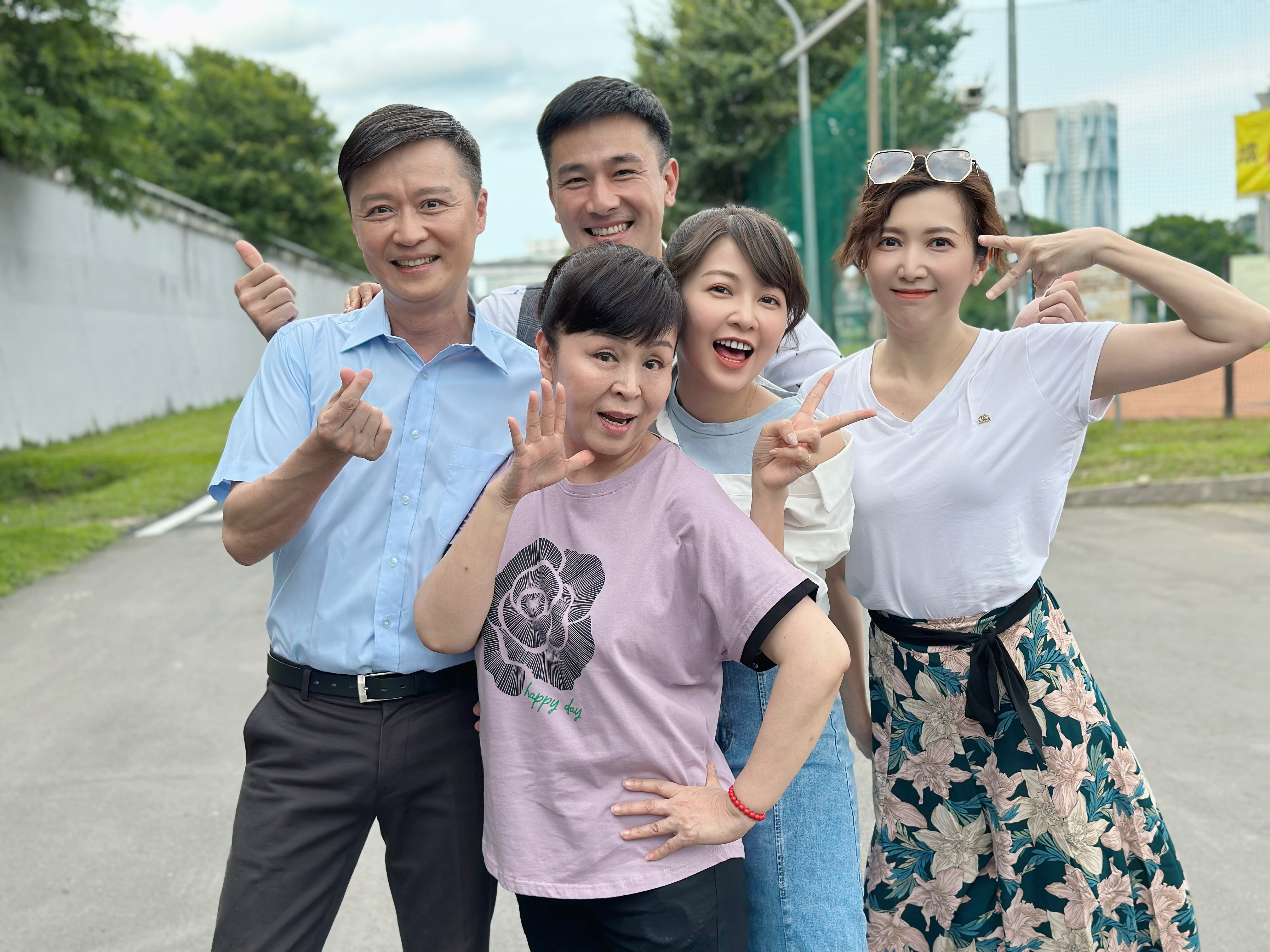 何豪傑(左一)拍出獄戲,廖家儀(右一)帶點心來探班,和蕭惠、傅子純、謝京穎合拍全家福。(圖/民視提供)