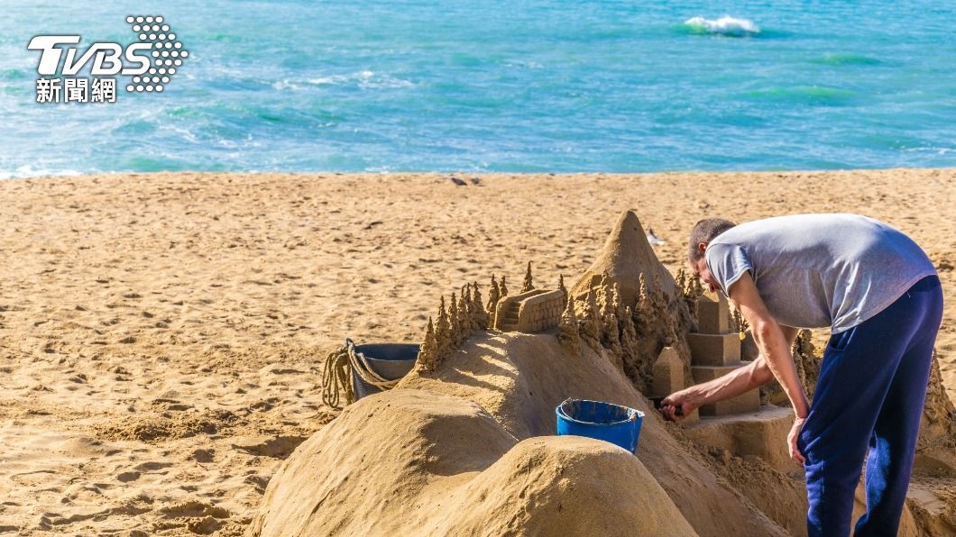 沙灘常常可以看到民眾發揮創意的作品。(示意圖/Shutterstock達志影像)