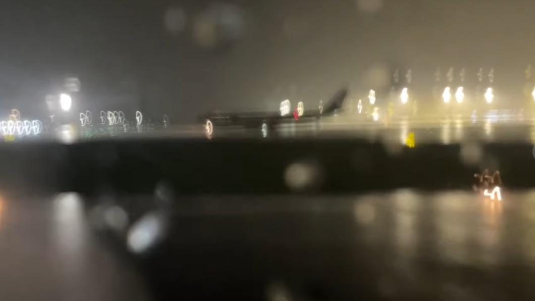 乘客分享飛機落地後畫面。(圖/陳彥名提供)