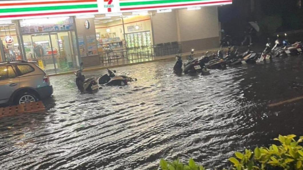 淹水了!桃園暴雨市長臉書被灌爆 張善政:整晚掌握狀況
