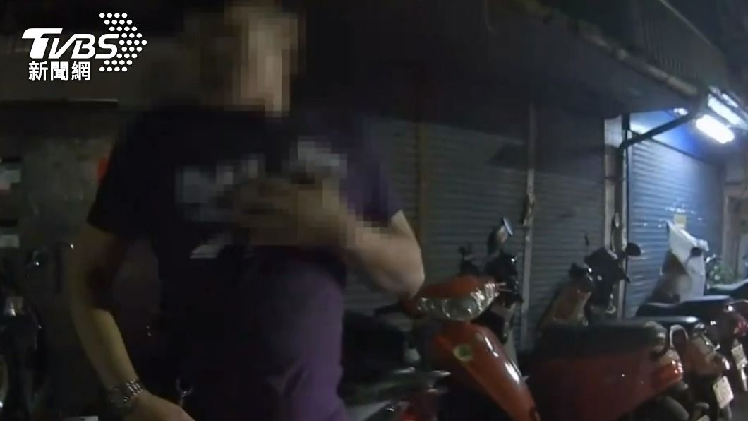 男騎士丟下車落跑被員警包圍。(圖/TVBS)