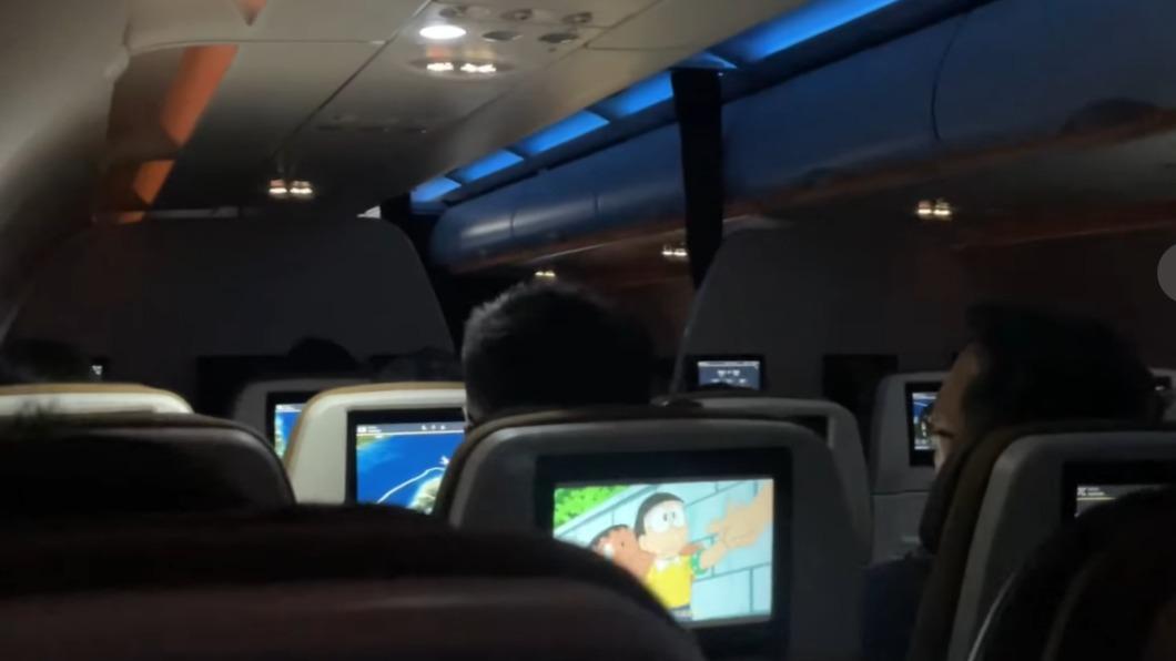 機組人員為安撫小孩,播放動畫《哆啦A夢》。(圖/陳彥名提供)