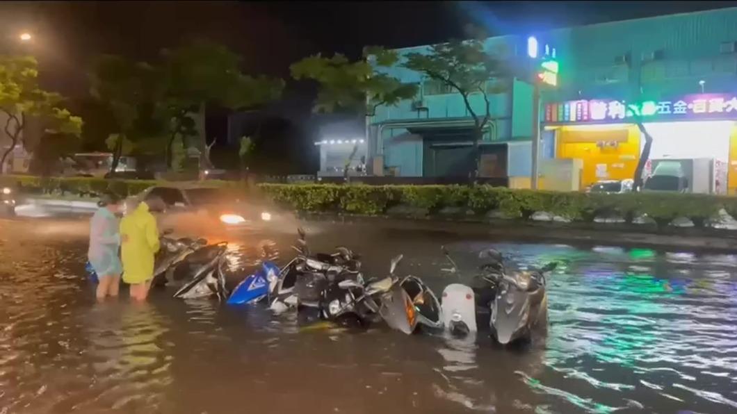 大雨狂炸桃園釀災情　停車場淹水、路邊整排機車泡水