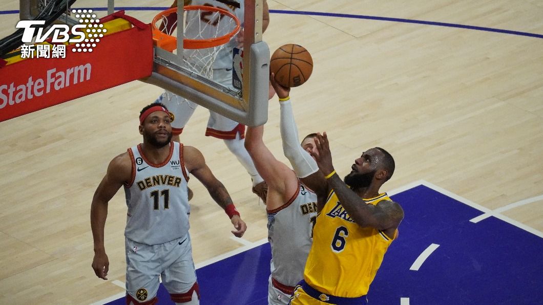 湖人球星「詹皇」詹姆斯(LeBron James)上半場開啟「全力詹」模式,飆進4顆三分砍下31分。(圖/區國強攝)