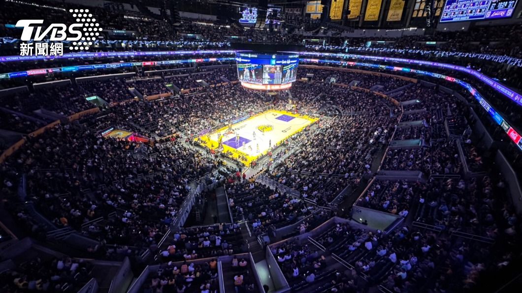 湖人主場加密貨幣網體育館(Crypto.com Arena)湧入滿場球迷。(圖/區國強攝)