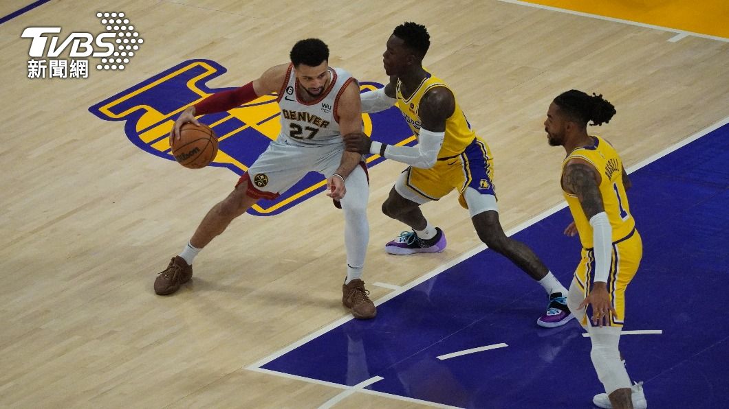 湖人施洛德(Dennis Schröder)嚴防狀態火燙的金塊主控莫瑞(Jamal Murray)。(圖/區國強攝)