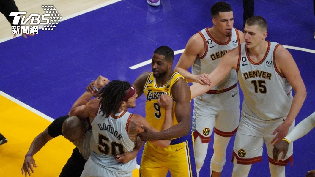 湖人湯普森(Tristan Thompson)架住怒氣沖沖的戈登。(圖/區國強攝)