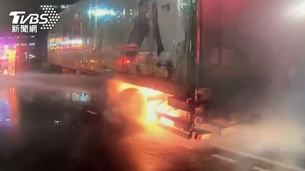 疑煞車系統異常 貨櫃車大街爆胎底盤竄煙起火狂燒