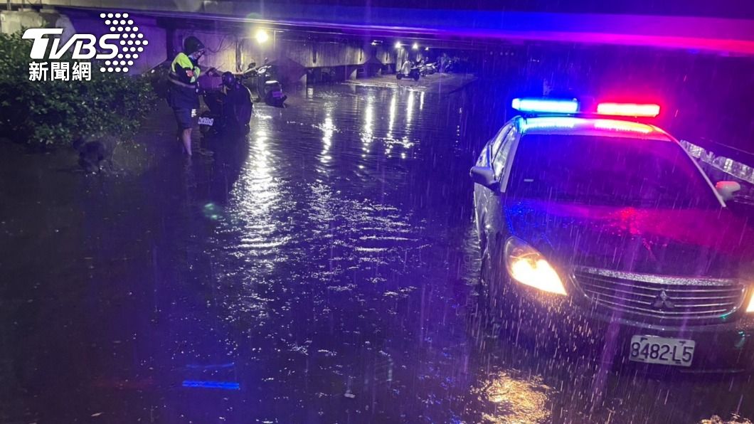 暗夜大雨!越堤道緊急封閉 警「赤腳泡水」站崗防誤闖