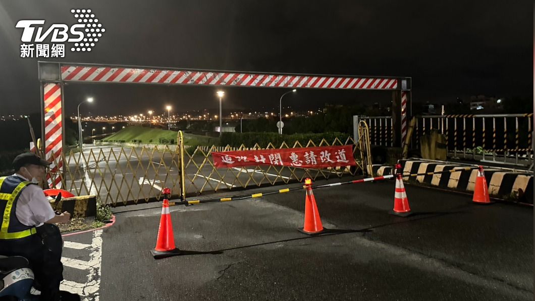 警方緊急封閉越堤道。（圖／TVBS）