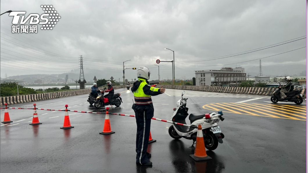警方一早在疏洪道交管。（圖／TVBS）