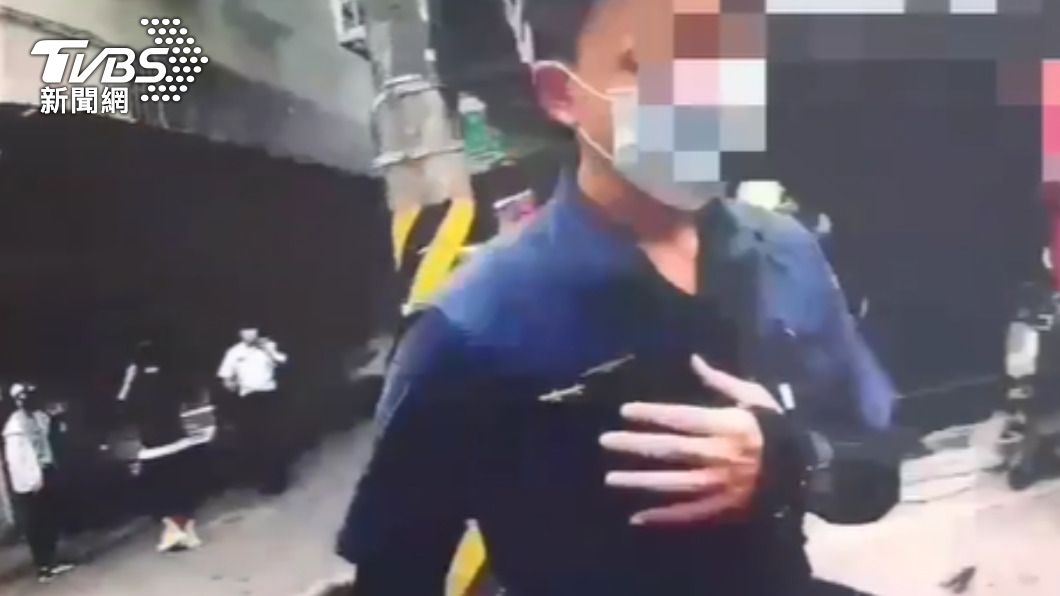 餐廳油鍋起火,員警挺身相救。(圖/警方提供)