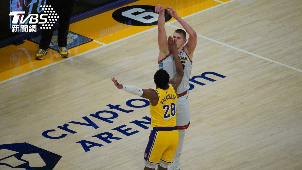 日籍球星八村壘(Rui Hachimura)防守金塊明星中鋒約基奇(Nikola Jokic)時不小心「打臉」。(圖/區國強攝)