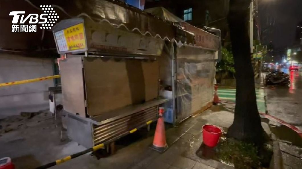 當時一旁攤位還有民眾在吃飯,險些遭波及。(圖/TVBS)