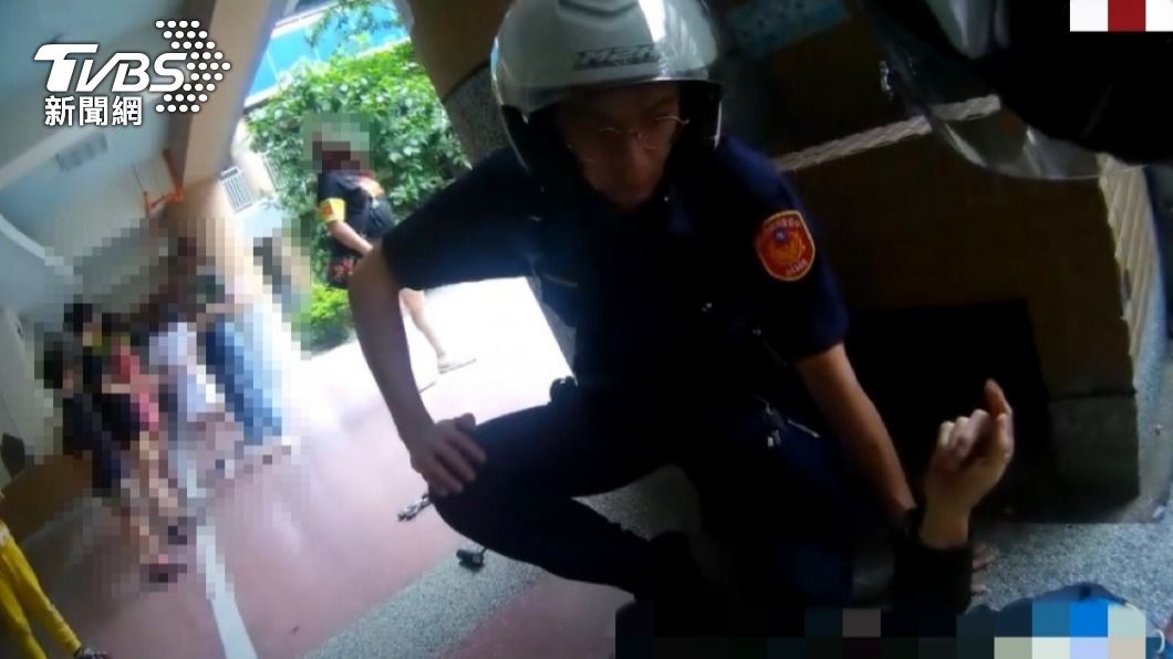 警方到場察看阿伯狀況。（圖／TVBS）
