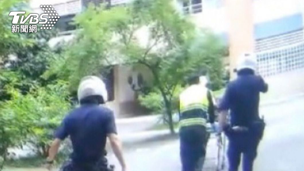 警消人員將阿伯送醫。（圖／TVBS）