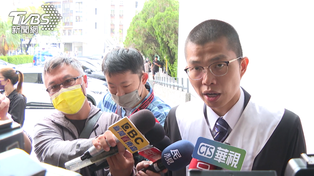 律師簡短發言。（圖／TVBS）