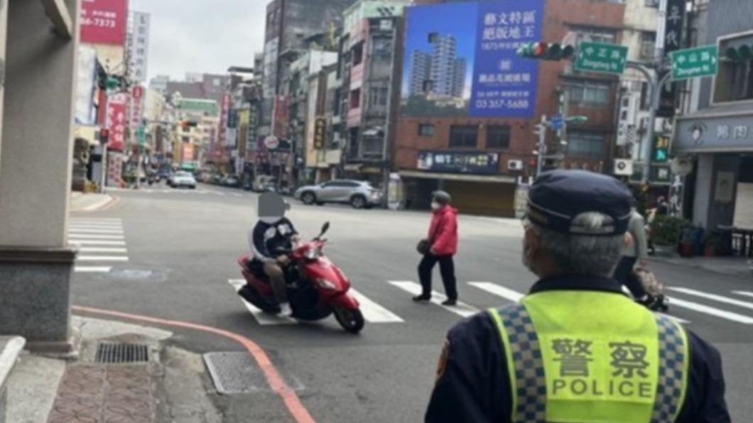 汽車駕駛人，行近行人穿越道或路口，不暫停讓行人先行通過者，最高可處6000元罰鍰。（圖／警政署提供）