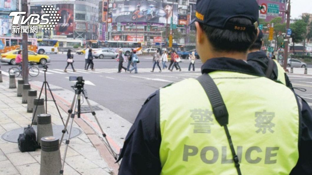 警方針對路口不禮讓行人部分強力取締。（圖／TVBS）