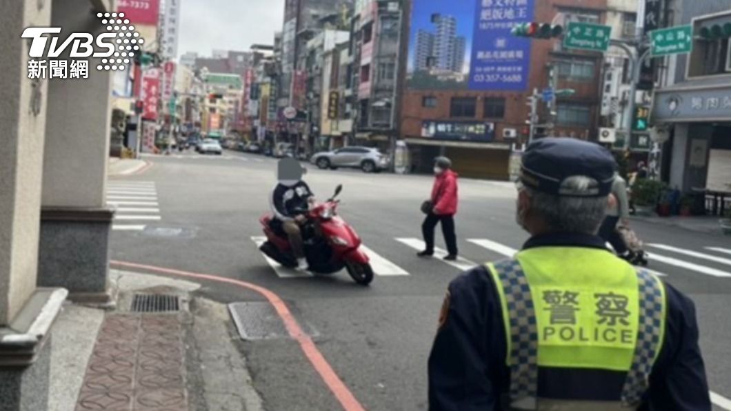 警方針對路口未禮讓行人部分強勢開罰。（圖／TVBS）